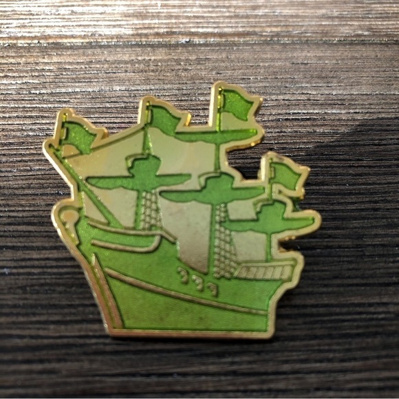 Disney Official Trading Pin: Limited Edition 1/300 Captain Hook's pirate ship - Picture 1 of 2